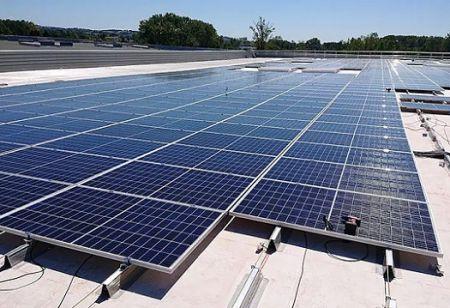 Le solaire sur les toits peut changer la donne énergétique en Afrique