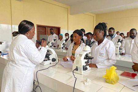 L'Afrique forme plus de 325 000 professionnels de santé par an et ce n'est pas assez (le point santé)