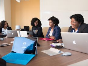 le-ghana-lance-des-micro-certifications-en-ia-pour-1-000-educatrices