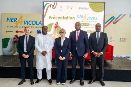 Mme l’ambassadeur d’Italie au centre avec le ministre ivoirien Sidi Touré (2e à partir de la gauche)