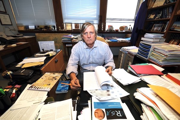 3didier raoult ici dans son bureau 2009