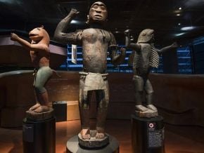 en-2026-l-afrique-crie-toujours-rendez-nous-l-art-negre