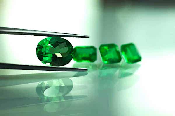 5loose emerald gemstone