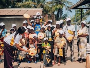 rawbank-renforce-son-engagement-social-et-environnemental-en-rdc-a-l-occasion-du-muanda-beach-cup-festival